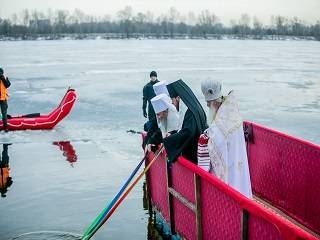 Крещение Господне на Днепре: Предстоятель УПЦ освятил воды реки, киевляне - пили Агиасму и окунались